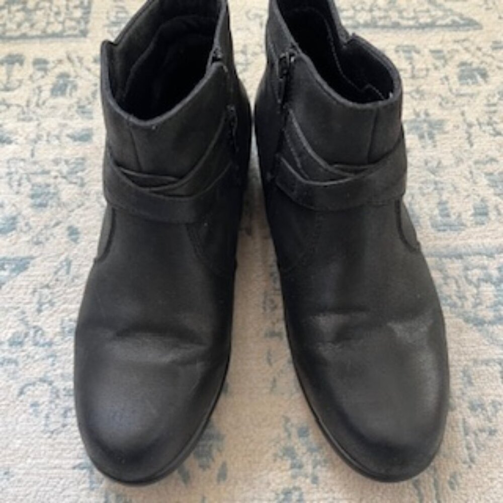 🧡Yuu Black Boots/Booties with Criss-Cross Buckle Detail Women's 7.5W
